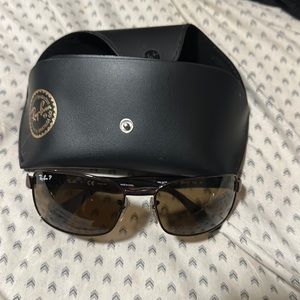 Woman’s ray bans
